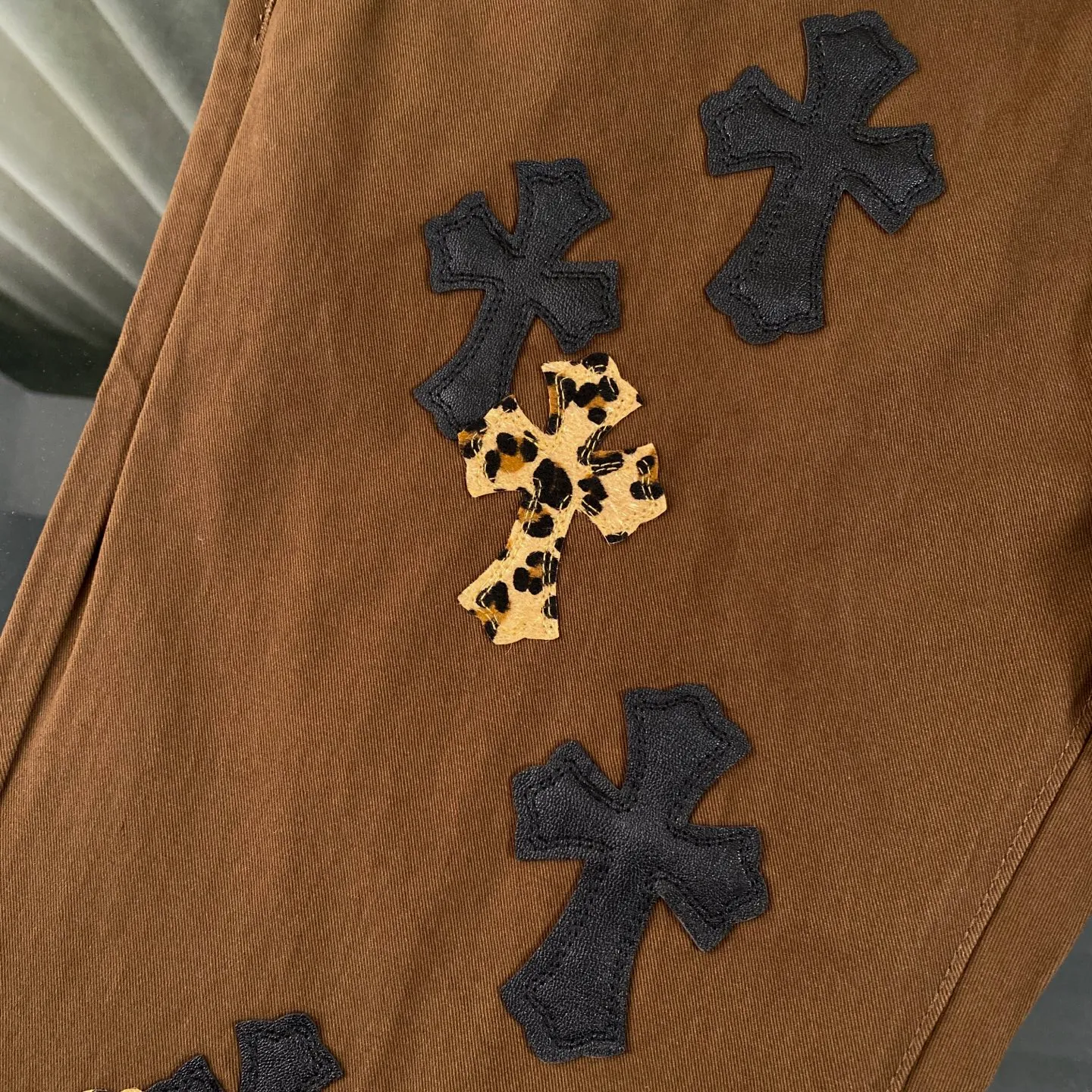P260 chrome hearts chrome hearts personalized leopard print cross patch leather earthy brown jeans vi Top heavy industry fashionable design] Consistent high street luxury style creation. Speaking of this style, the Zangyin family and GU family are definitely the leading representative brands. Especially the Zangyin family has really achieved a state-of-the-art effect in creating high street style. The unique washed material is used to create this style. The color system is quite eye-catching. After it is decorated with patchwork cross flowers, it cleverly highlights the charm of the brand. Secondly, this style uses classic The classic high-waist cutting design highlights the long legs and fashionable temperament of the upper body. The brand is highly recognizable and the slim fit configuration is more suitable for daily wear. It is a product that interprets personality, fashion, and specifications at a glance. This single product is enough to make any fan excited. It can be a white T-shirt for youthful preppy style, or a tight suspender for lady style. It has strong matching ability and can be easily controlled by men.  [Materials and craftsmanship] Needless to say, this point goes without saying. As an excellent craftsman brand, Zangyin’s requirements for details and craftsmanship are really perfect. The washed color of this model has gone through so many processes, not to mention the embellishment of denim appliques. It is also purely hand-made and sewn. Just like what they believe in, only hand-made things have soul and have the meaning of wear. A top-notch heavy-duty fashionable denim item, I look forward to your perfect interpretation! !  Size:28-36